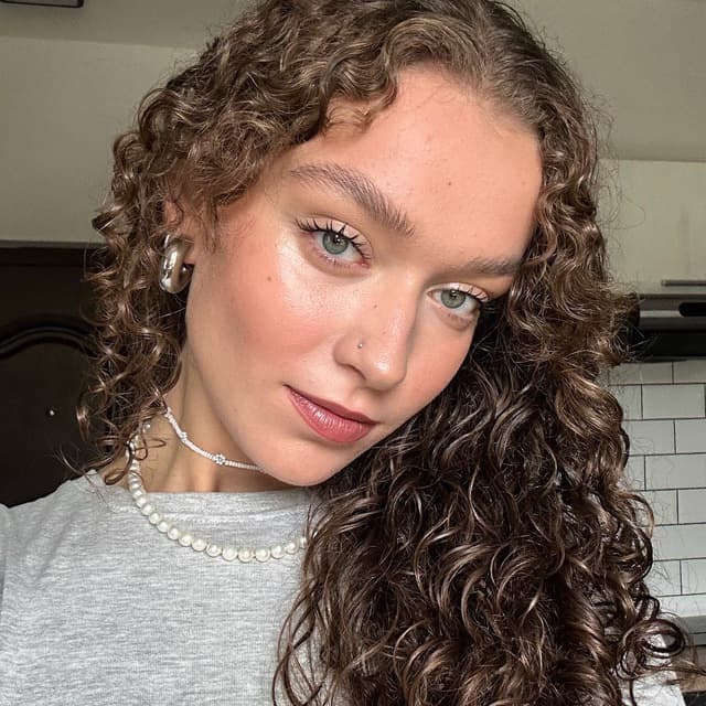 Пример хорошего фото: ровное освещение, чёткое лицо